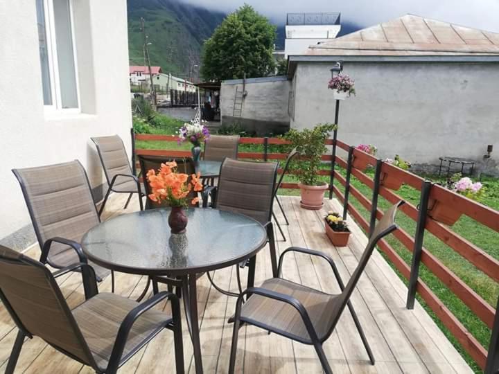 Guest House Elguja Qushashvili Kazbegi Ngoại thất bức ảnh